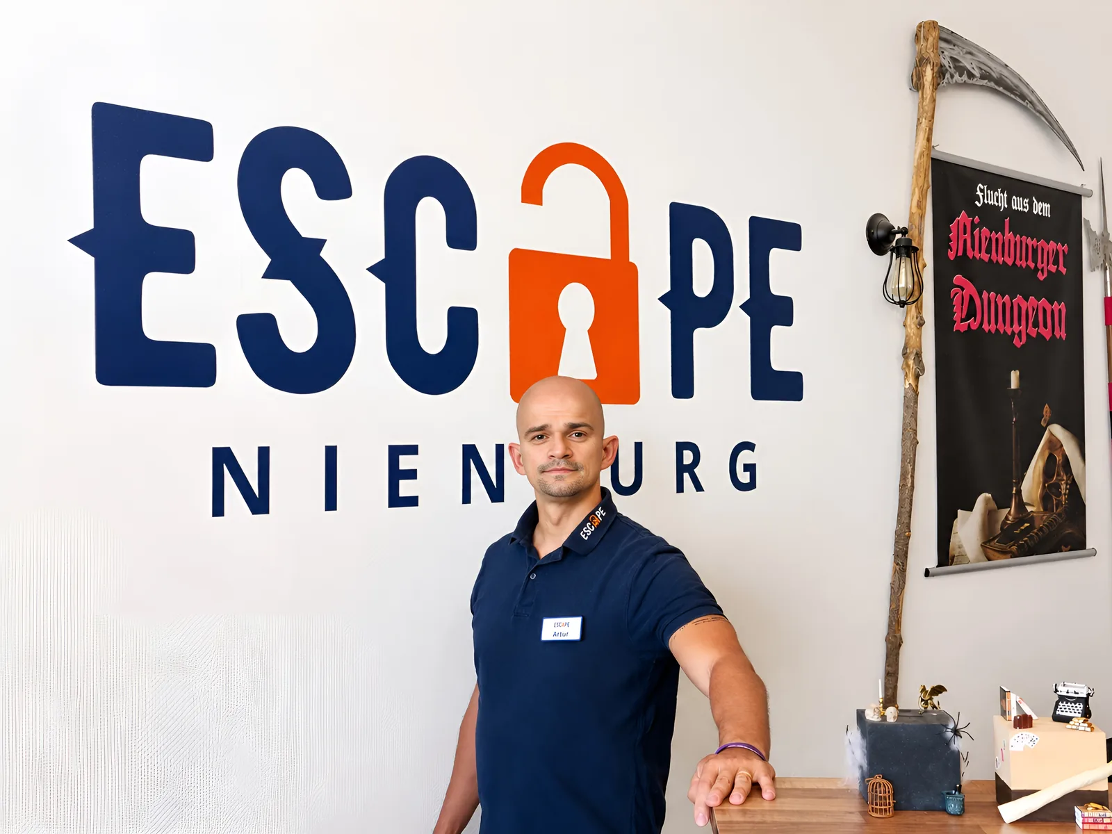 Artur Hammerschmidt vor dem Escape-Nienburg-Logo im Empfangsbereich des Standorts Nienburg