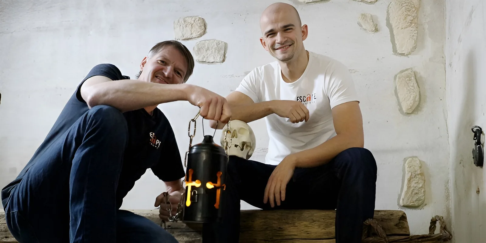 Die Gründer Artur Hammerschmidt und Alexander Mietz mit einer Laterne in einem Escape Room